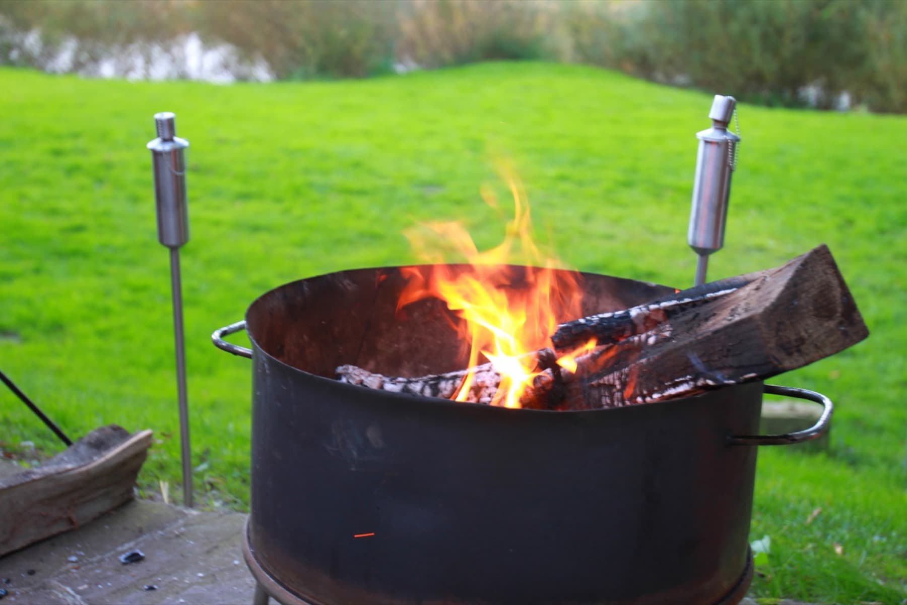 Feuerkorb und Fackeln auf einer Wiese