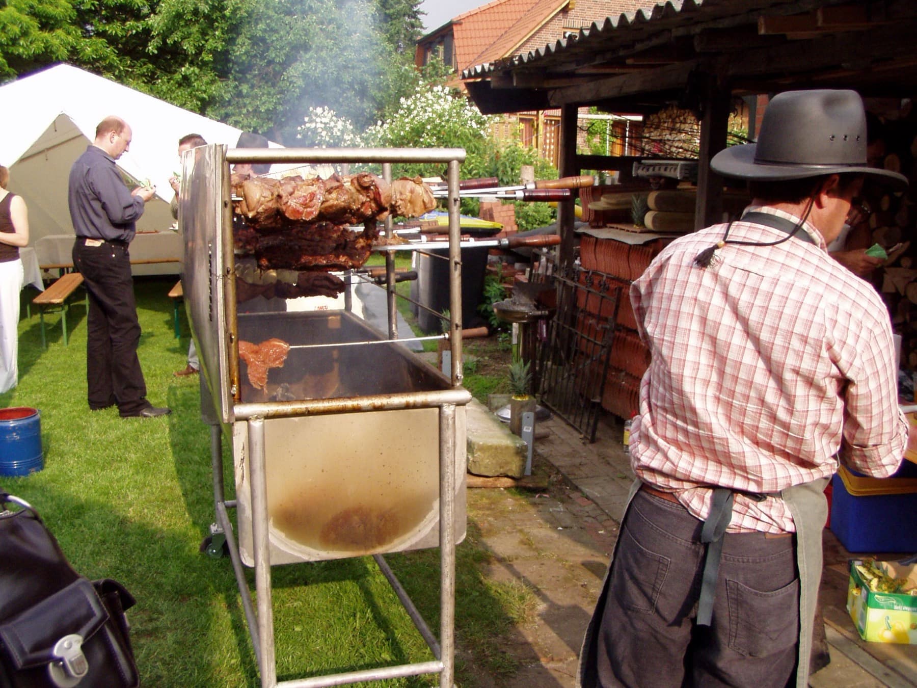 Grillmeister an der Grillstation im Garten