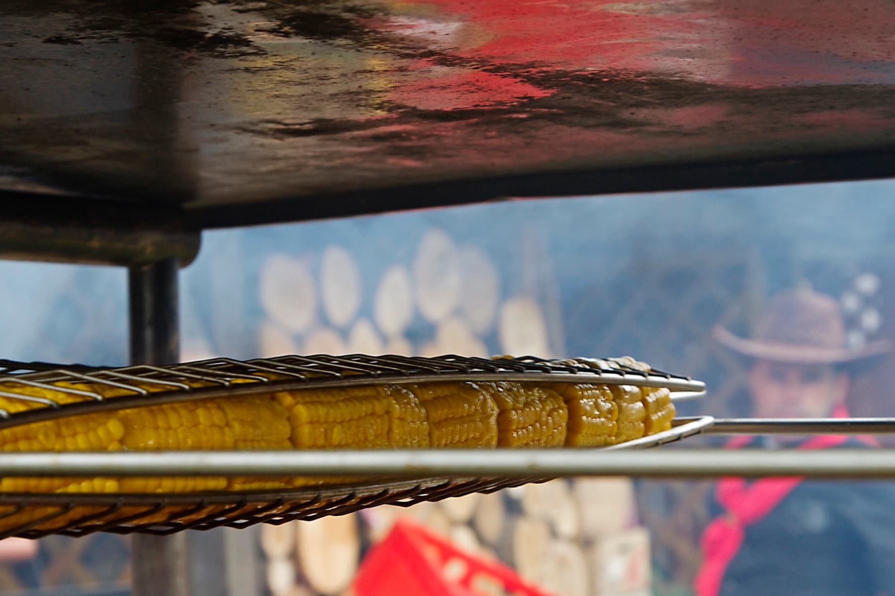 Maiskolben am Spieß über dem Grill
