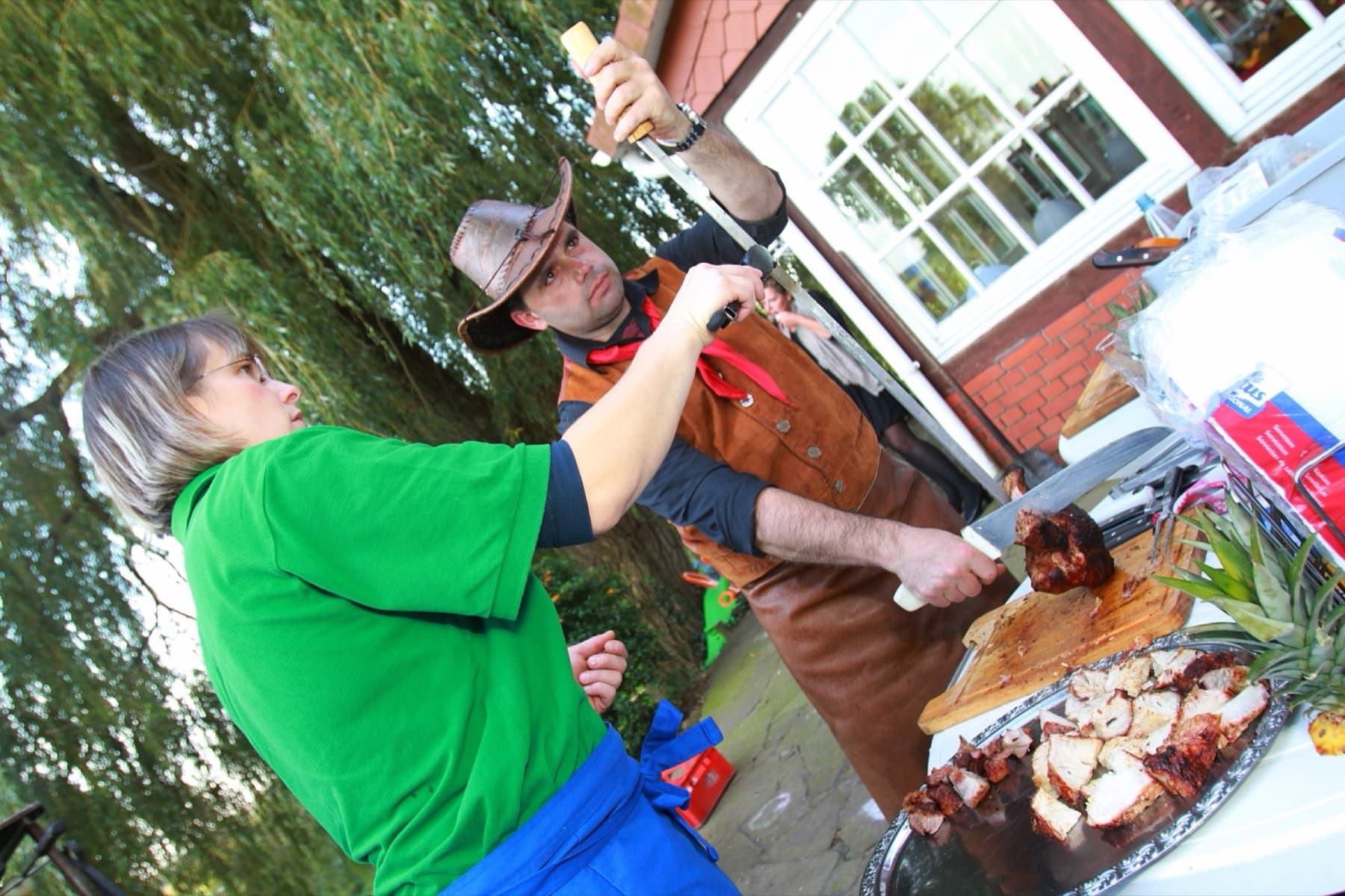 Jair Heck schneidet Fleisch am Buffet einer Silberhochzeit