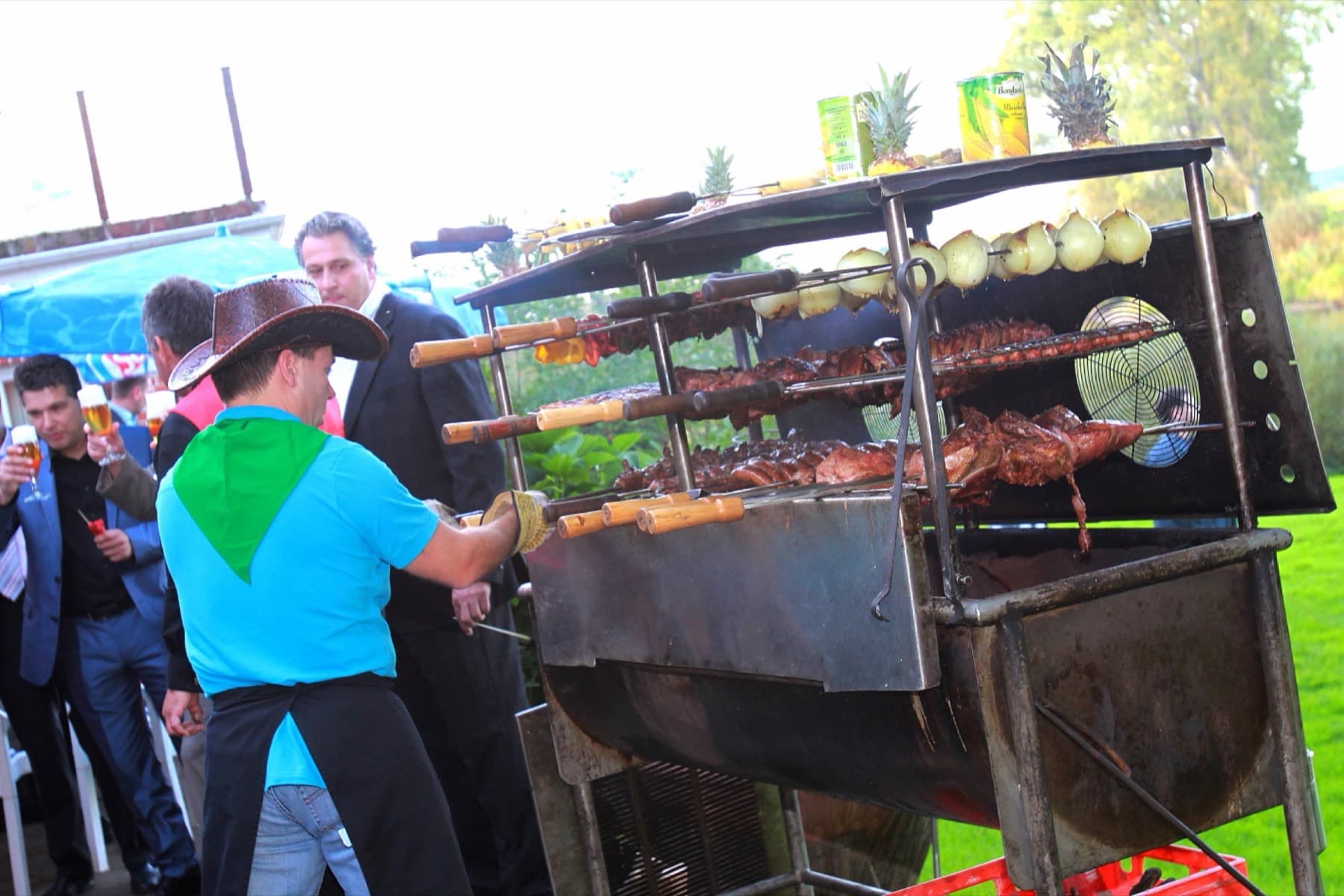 Gäste einer Silberhochzeit am Rodizio-Grill