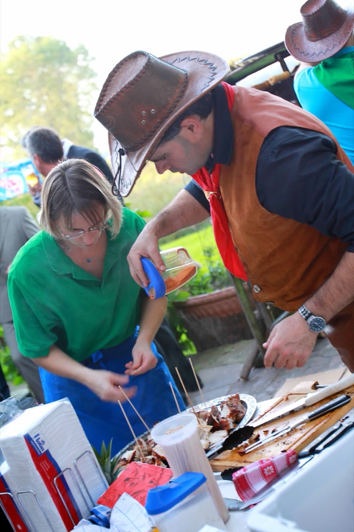 Ein Gast bekommt Fleisch direkt vom Spieß serviert