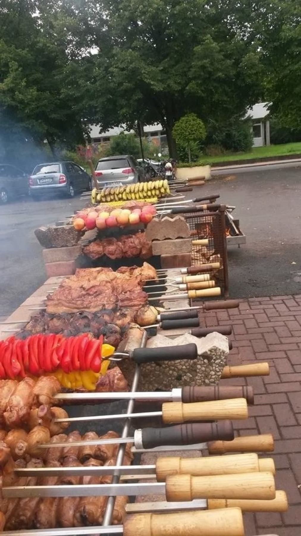 Vorbereitete Spieße mit Fleisch, Paprika und Mais