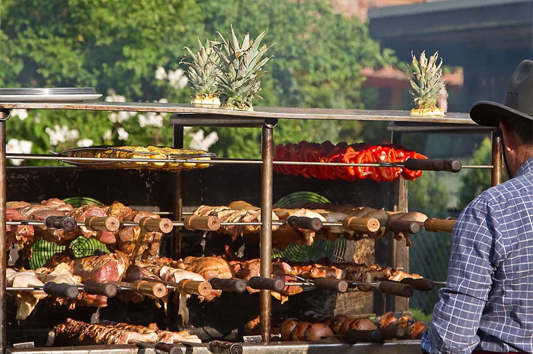 Voll bestückter Spießgrill mit Fleisch, Gemüse und Ananas