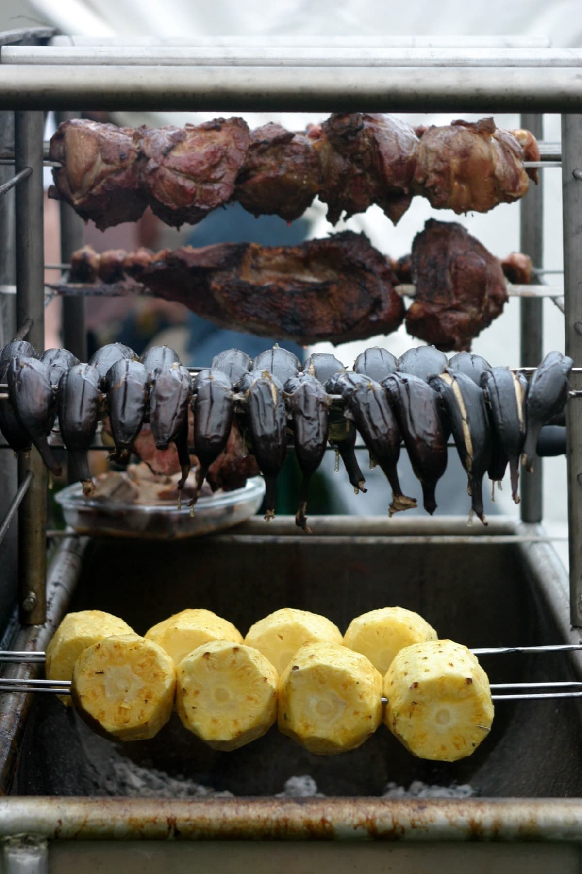 Geflügel und gegrillte Ananas auf dem Rodizio-Grill